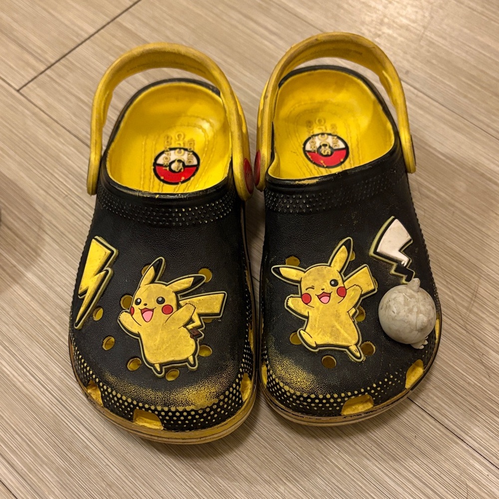 Kid pikachu crocs